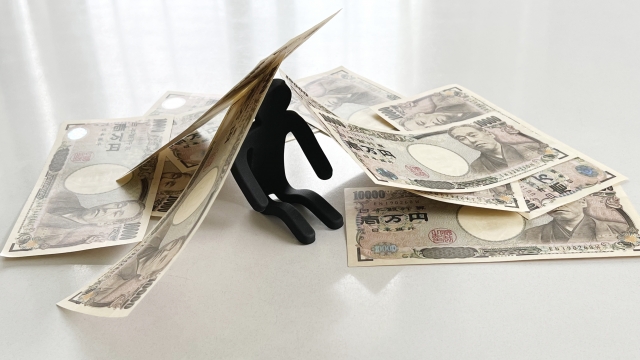 お金の上でうなだれる。千歳市で弁護士や司法書士に無料相談してみる